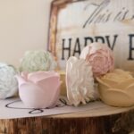Kleine handgegossene Gipsrosen in 2–3 cm, zart ausgearbeitet und mit Duftauswahl. Perfekt als Mini‑Deko oder Geschenkzugabe.