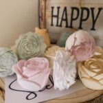 Kleine handgegossene Gipsrosen in 2–3 cm, zart ausgearbeitet und mit Duftauswahl. Perfekt als Mini‑Deko oder Geschenkzugabe.