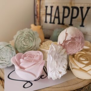 Kleine handgegossene Gipsrosen in 2–3 cm, zart ausgearbeitet und mit Duftauswahl. Perfekt als Mini‑Deko oder Geschenkzugabe.