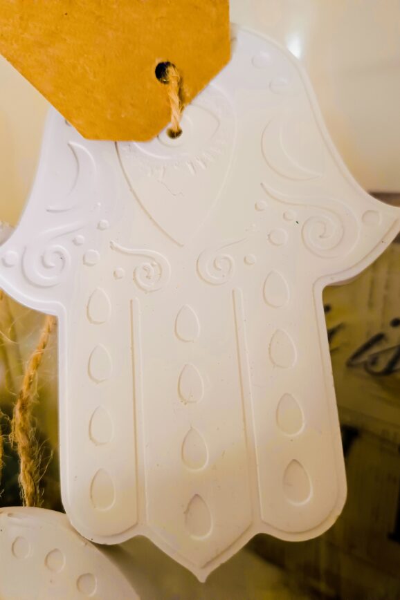 Hamsa Hand aus naturbelassenem Gips mit Duftöl „Angel“ (10 ml)