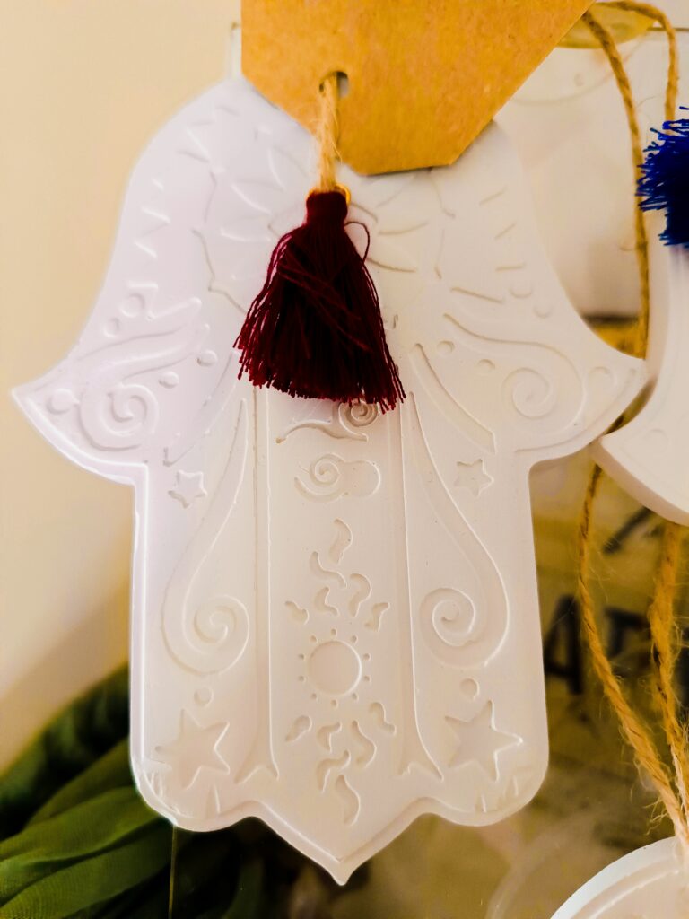 Hamsa Hand aus naturbelassenem Gips mit Duftöl „Angel“ (10 ml)