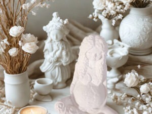 Weißes Gips-Tablett mit Muttererde-Figur