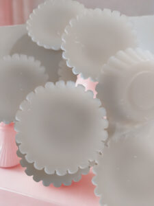 handgegossenen Cranberry-Wachsmelt. 