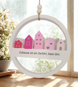 Handgefertigtes Fensterdeo aus Gips, ca. 18 cm, liebevoll bemalt und mit Wunschtext personalisierbar. Perfekt als Geschenk oder stilvolle Deko für ein gemütliches Zuhause.