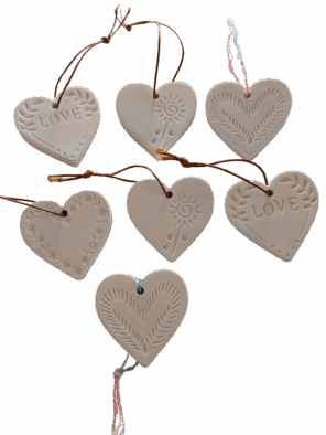 Handgegossene Duftgips‑Herzen im 4er‑Set. Zarte Reliefs, ca. 4,5 cm. Ideal zum Beduften & Dekorieren. Farbe frei wählbar.