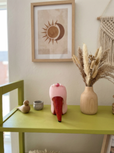 Die Rückseite des Schuhs: Jede Perle einzeln gesetzt, um dem Stück einen eleganten, festlichen Charakter zu verleihen.